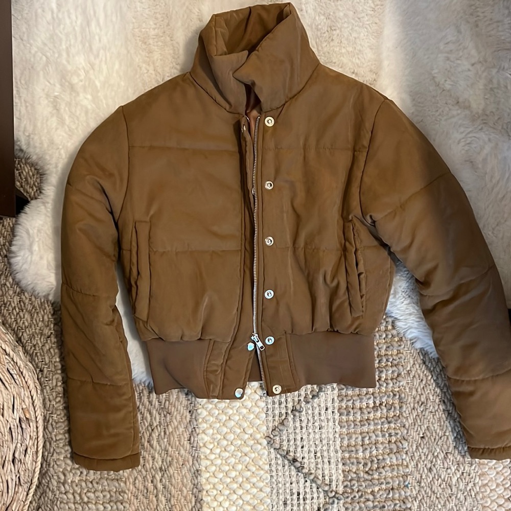 Trendy cropped taupe puffer jacket🤍size US 2